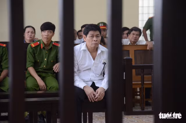 Bị cáo Hữu Bê ngồi nghe tranh luận sáng nay tại tòa - Ảnh: UYÊN TRINH Bị cáo Hữu Bê ngồi nghe tranh luận sáng nay tại tòa - Ảnh: UYÊN TRINH