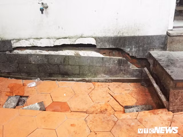 Nhiều căn nhà bị sụt lún sàn, nền đất nghiêm trọng, có nhà sụt lún tới 40cm. Ảnh: VTC News. Nhiều căn nhà bị sụt lún sàn, nền đất nghiêm trọng, có nhà sụt lún tới 40cm. Ảnh: VTC News.