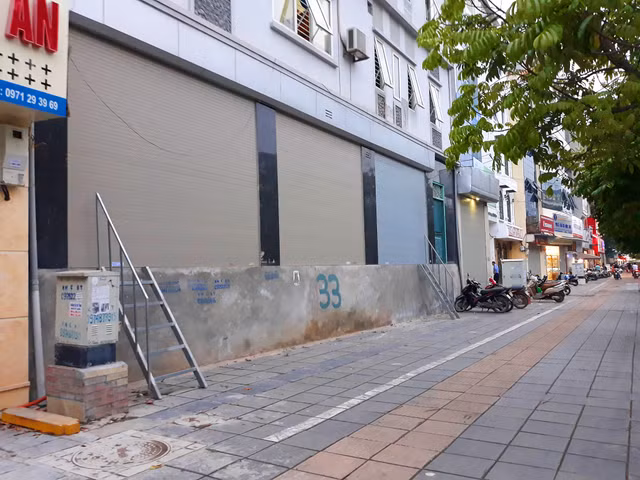 Thậm chí, ngôi "nhà siêu mỏng" này còn phải dùng thang để xuống vỉa hè thay vì làm bậc tam cấp, do diện tích đất quá hạn hẹp. Thậm chí, ngôi "nhà siêu mỏng" này còn phải dùng thang để xuống vỉa hè thay vì làm bậc tam cấp, do diện tích đất quá hạn hẹp.