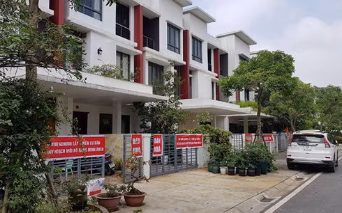 Người dân Khu đô thị Gamuda Gardens treo băng rôn phản đối việc chủ đầu tư thay đổi quy hoạch. Ảnh: VOV. Người dân Khu đô thị Gamuda Gardens treo băng rôn phản đối việc chủ đầu tư thay đổi quy hoạch. Ảnh: VOV.