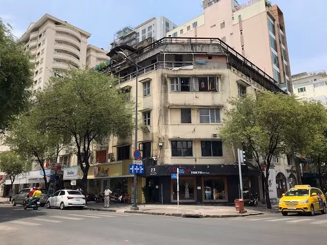 UBND TPHCM phối hợp với các đơn vị chức năng liên quan thực hiện cưỡng chế để thu hồi theo quy định nhưng đến nay quận còn đang gặp khó khăn vướng mắc trong việc thực hiện thu hồi, cưỡng chế. UBND TPHCM phối hợp với các đơn vị chức năng liên quan thực hiện cưỡng chế để thu hồi theo quy định nhưng đến nay quận còn đang gặp khó khăn vướng mắc trong việc thực hiện thu hồi, cưỡng chế.