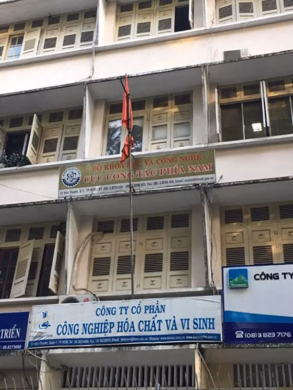 TP HCM: Nhiều cơ quan, đơn vị treo cờ rủ chuẩn bị Quốc tang Chủ tịch nước - Hình 7 TP HCM: Nhieu co quan, don vi treo co ru chuan bi Quoc tang Chu tich nuoc-Hinh-7