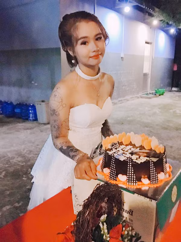 Bị bắt nạt quá nhiều, cô gái Bình Phước xăm mình chi chít Bi bat nat qua nhieu, co gai Binh Phuoc xam minh chi chit