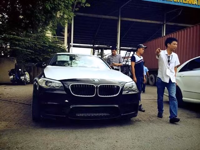 Cận cảnh siêu sedan BMW M5 F10 giá chục tỷ tại VN Can canh sieu sedan BMW M5 F10 gia chuc ty tai VN