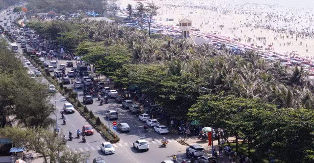 Đường dẫn về các KDL biển ở Vũng Tàu nghẹt kín phương tiện. Đường dẫn về các KDL biển ở Vũng Tàu nghẹt kín phương tiện.