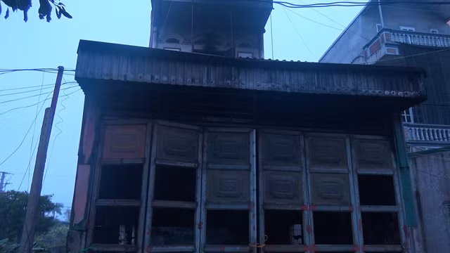 Ngôi nhà bị ngọn lửa thiêu rụi hoàn toàn.