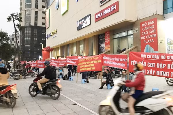 Vỡ mộng 5 sao: Dân Hồ Gươm Plaza căng băng rôn phản đối Vo mong 5 sao: Dan Ho Guom Plaza cang bang ron phan doi