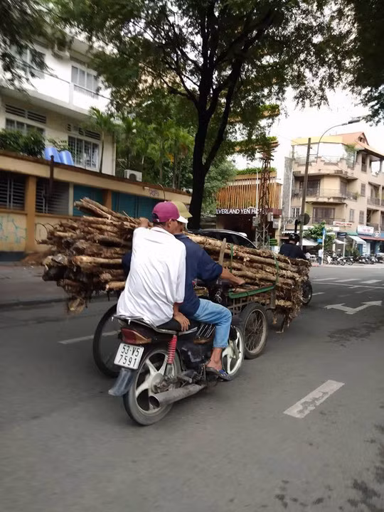 Khiếp đảm xe chở hàng kiểu “giết người” ở TP HCM - Hình 4 Khiep dam xe cho hang kieu “giet nguoi” o TP HCM-Hinh-4