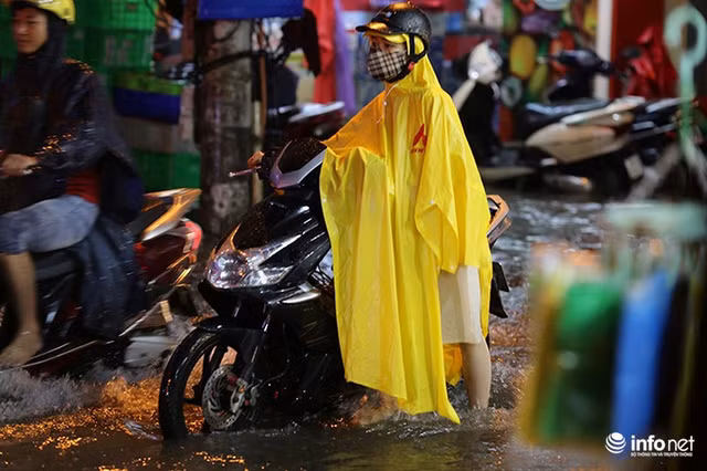 Ha Noi: Mua lon gio tan tam, nhieu tuyen pho ngap ung, giao thong un tac-Hinh-5