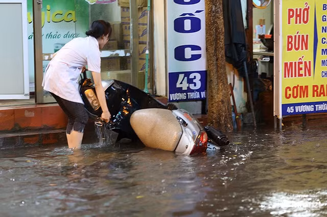 Ha Noi: Mua lon gio tan tam, nhieu tuyen pho ngap ung, giao thong un tac