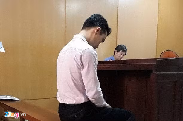 Nguyễn Văn Huyền cúi gằm mặt nghe đại diện trường Đại học Công nghiệp trình bày. Ảnh: Hoài Thanh. Nguyễn Văn Huyền cúi gằm mặt nghe đại diện trường Đại học Công nghiệp trình bày. Ảnh: Hoài Thanh.