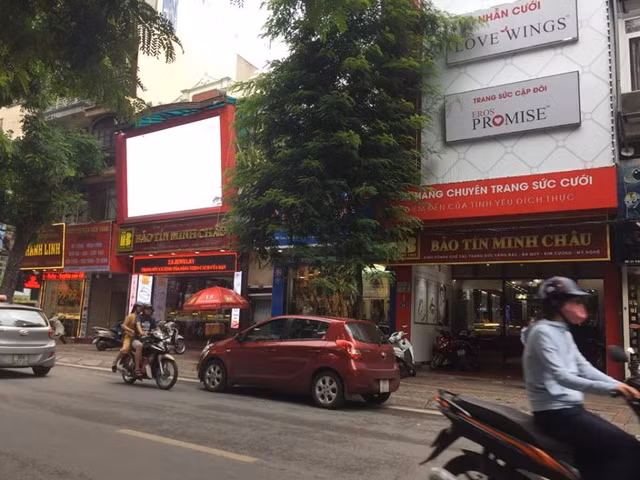 Phố vàng trầm lắng, các cửa hàng vàng vắng vẻ. Phố vàng trầm lắng, các cửa hàng vàng vắng vẻ.