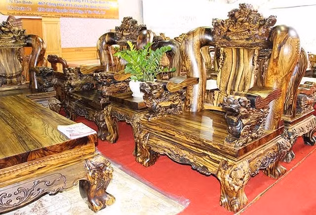 Bộ bàn ghế kỳ lân này được một công ty nội thất tiêu tốn thời gian 2 năm để chế tác. Ngoài ra, họ cũng phải bỏ ra 2 năm để thu mua nguyên liệu. (Ảnh: Vietnamnet)