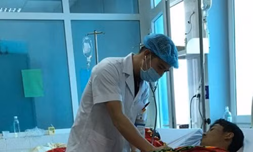 Uống 1 lít rượu, 7 thanh niên nhập viện nghi ngộ độc methanol Uong 1 lit ruou, 7 thanh nien nhap vien nghi ngo doc methanol