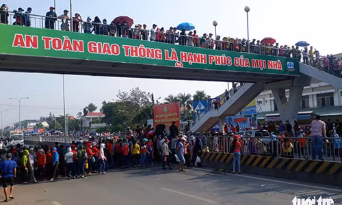 Công nhân công ty Pouchen chắn ngang quốc lộ 1K, đoạn đi qua xã Hóa An, TP Biên Hoà, Đồng Nai khiến giao thông tắc nghẽn - Ảnh: A LỘC Công nhân công ty Pouchen chắn ngang quốc lộ 1K, đoạn đi qua xã Hóa An, TP Biên Hoà, Đồng Nai khiến giao thông tắc nghẽn - Ảnh: A LỘC