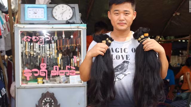 Thương lái người Trung Quốc đến mua tóc ở chợ Insein.