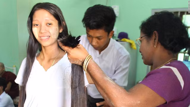 Một người phụ nữ cắt tóc tại Yangon.