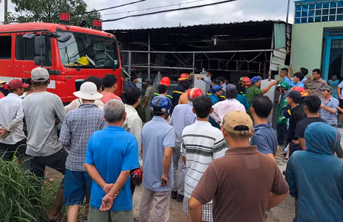TP HCM: Chồng châm lửa đốt nhà sau khi cãi nhau với vợ - Hình 3 TP HCM: Chong cham lua dot nha sau khi cai nhau voi vo-Hinh-3