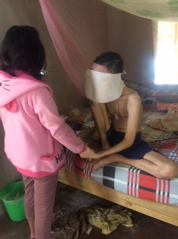 Chị vẫn ở cạnh và chăm sóc cho người chồng của mình. Chị vẫn ở cạnh và chăm sóc cho người chồng của mình.