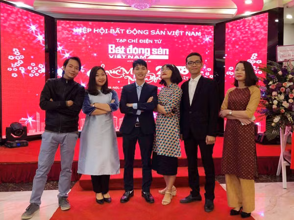 Cô gái viết đơn xin phép lấy chồng (đứng thứ tư từ trái sang) cùng các đồng nghiệp. Cô gái viết đơn xin phép lấy chồng (đứng thứ tư từ trái sang) cùng các đồng nghiệp.