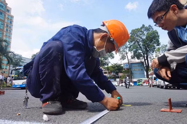 Ảnh: Rào chắn nhà thờ Đức Bà ở Sài Gòn để trùng tu Anh: Rao chan nha tho Duc Ba o Sai Gon de trung tu