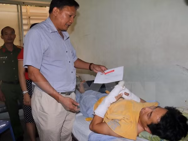 Xe công an bị tông chui gầm xe tải, 2 chiến sỹ tử vong Xe cong an bi tong chui gam xe tai, 2 chien sy tu vong