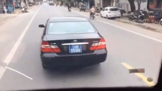Xe biển xanh lạng lách, chèn xe khách.