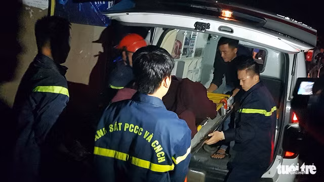Thi thể nạn nhân được đưa ra từ đám cháy đêm 12/3. Thi thể nạn nhân được đưa ra từ đám cháy đêm 12/3.