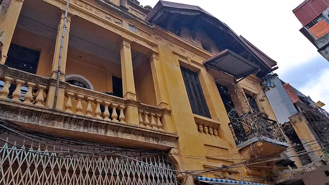 Phía ngoài của căn biệt thự có tuổi đời gần 100 năm. Ảnh: Diệu Bình