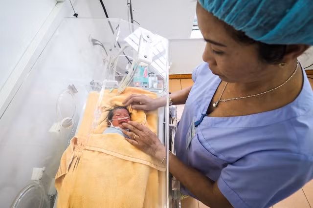 Nữ điều dưỡng chăm sóc cho em bé sơ sinh sinh non tại Bệnh viện tỉnh Sơn La, một tỉnh vùng núi của Việt Nam. (Nguồn: EU Health Facility Vietnam) Nữ điều dưỡng chăm sóc cho em bé sơ sinh sinh non tại Bệnh viện tỉnh Sơn La, một tỉnh vùng núi của Việt Nam. (Nguồn: EU Health Facility Vietnam)