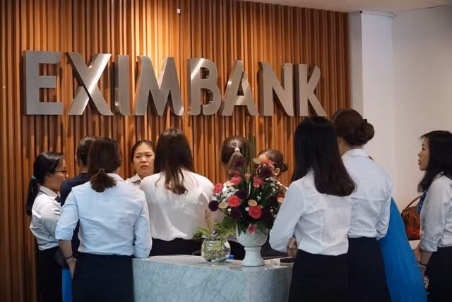 Cuộc khám xét Eximbank Chi nhánh TP HCM của C44 Bộ Công an được cho liên quan đến vụ việc khách hàng Chu Thị Bình tố bị chiếm đoạt 245 tỷ đồng tiền gửi tiết kiệm tại đây. Nguồn ảnh: Vietnamnet