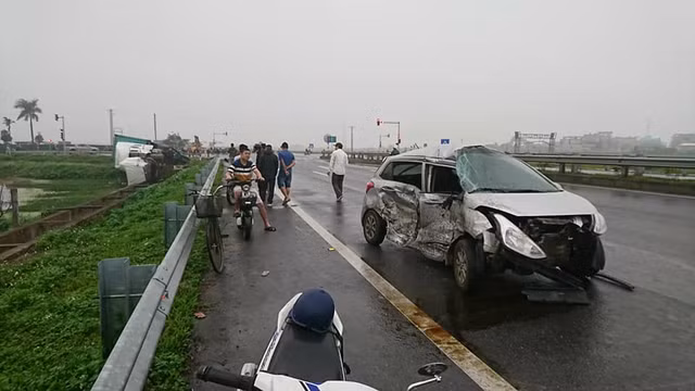 Xe con bị hư hỏng nặng.