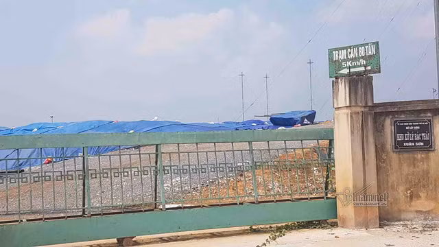 Kinh hoàng: Rác ngập thị xã Sơn Tây, tràn đến cửa trụ sở phường - Hình 5 Kinh hoang: Rac ngap thi xa Son Tay, tran den cua tru so phuong-Hinh-5