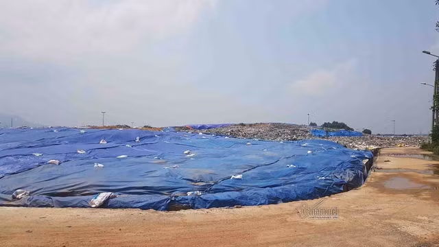 Kinh hoàng: Rác ngập thị xã Sơn Tây, tràn đến cửa trụ sở phường - Hình 6 Kinh hoang: Rac ngap thi xa Son Tay, tran den cua tru so phuong-Hinh-6