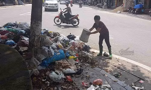 Kinh hoàng: Rác ngập thị xã Sơn Tây, tràn đến cửa trụ sở phường - Hình 4 Kinh hoang: Rac ngap thi xa Son Tay, tran den cua tru so phuong-Hinh-4