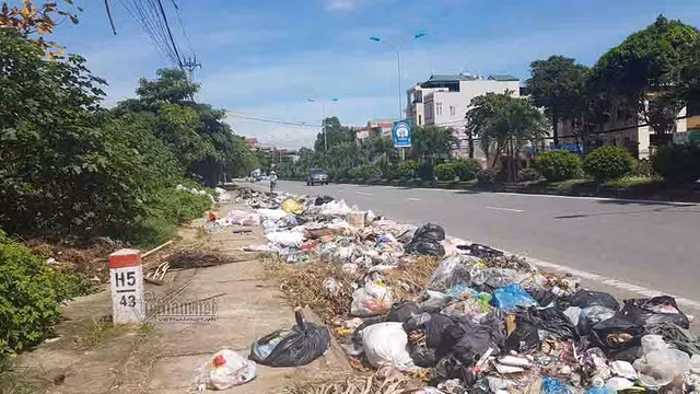 Kinh hoàng: Rác ngập thị xã Sơn Tây, tràn đến cửa trụ sở phường Kinh hoang: Rac ngap thi xa Son Tay, tran den cua tru so phuong