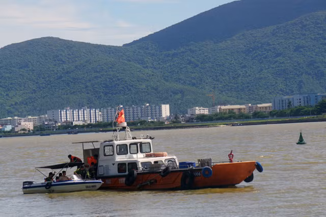 Ba thanh nien nhay xuong song Han cuu co gai, mot nguoi mat tich-Hinh-6
