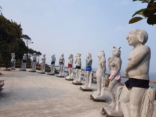 Tượng 12 con giáp được "mặc váy, mặc khố".