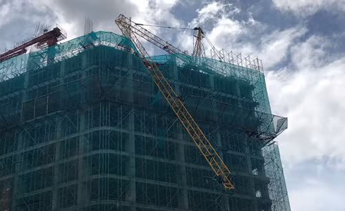 Tay đòn của cần cẩu dài khoảng 20m bị hư hại nặng, oằn cong, treo lơ lửng trên ngọn công trình Tay đòn của cần cẩu dài khoảng 20m bị hư hại nặng, oằn cong, treo lơ lửng trên ngọn công trình