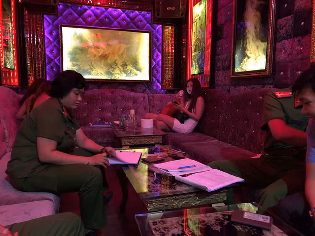 Giữa “tâm bão”, hàng loạt nữ tiếp viên thoát y trong nhà hàng - Hình 2 Giua “tam bao”, hang loat nu tiep vien thoat y trong nha hang-Hinh-2