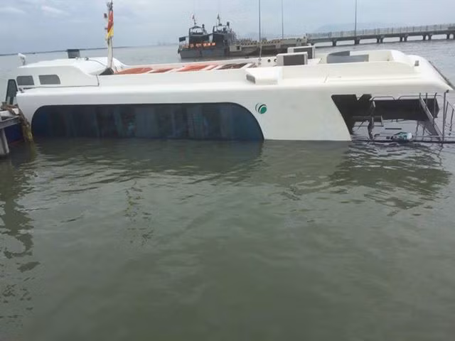Chìm tàu cao tốc Vũng Tàu - Cần Giờ - TPHCM, 42 hành khách hoảng loạn - Hình 2 Chim tau cao toc Vung Tau - Can Gio - TPHCM, 42 hanh khach hoang loan-Hinh-2