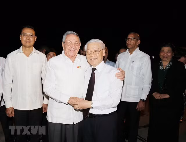 Tối 30/3, Tổng Bí thư Nguyễn Phú Trọng rời thành phố Santiago de Cuba, kết thúc tốt đẹp chuyến thăm cấp Nhà nước Cộng hòa Cuba. Bí thư Thứ nhất Ban chấp hành Trung ương Đảng Cộng sản Cuba, Chủ tịch Hội đồng Nhà nước và Hội đồng Bộ trưởng Cộng hòa Cuba Raul Castro Ruz ra sân bay tiễn Tổng Bí thư Nguyễn Phú Trọng và Đoàn đại biểu cấp cao Việt Nam. Tối 30/3, Tổng Bí thư Nguyễn Phú Trọng rời thành phố Santiago de Cuba, kết thúc tốt đẹp chuyến thăm cấp Nhà nước Cộng hòa Cuba. Bí thư Thứ nhất Ban chấp hành Trung ương Đảng Cộng sản Cuba, Chủ tịch Hội đồng Nhà nước và Hội đồng Bộ trưởng Cộng hòa Cuba Raul Castro Ruz ra sân bay tiễn Tổng Bí thư Nguyễn Phú Trọng và Đoàn đại biểu cấp cao Việt Nam.
