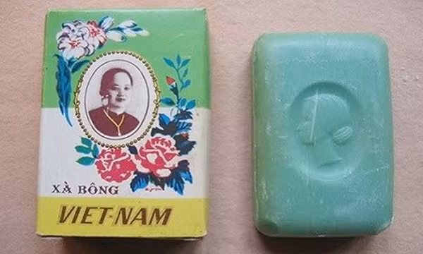 3. Xà bông “Cô Ba” Một thời, thương hiệu xà bông “Cô Ba” của ông Trương Văn Bền (1883 - 1956) một đại tư sản Việt Nam đầu thế kỷ XX đã đánh bật hàng ngoại nhập vào Việt Nam (đặc biệt là thương hiệu xà bông từ Marseille, Pháp), trở thành một trong những thương hiệu nổi tiếng, được người dân ưa chuộng và có mức thu "khủng". Ảnh: VTC News.