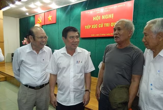 Chủ tịch UBND TPHCM Nguyễn Thành Phong trao đổi với các cử tri.