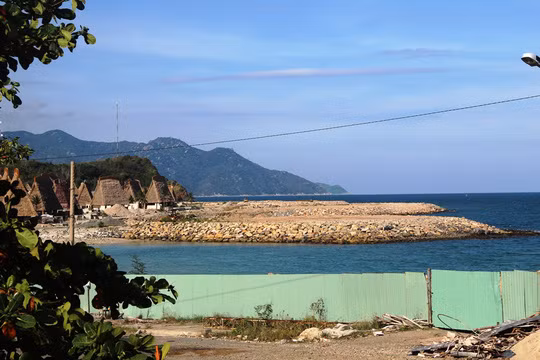 1. Dự án Champarama Resort & Spa Theo VnEconomy, UBND tỉnh Khánh Hoà đã chỉ đạo kiểm tra 6 dự án đầu tư xây dựng thuộc khu vực thành phố Nha Trang mà báo chí phản ánh có hoạt động lấn biển, ảnh hưởng đến Vịnh Nha Trang. Kết quả, có 3 dự án vi phạm việc san lấp ngoài ranh giới dự án được giao. Trong số đó có dự án Champarama Resort & Spa (phường Vĩnh Hòa, TP Nha Trang) do ông Nguyễn Đức Chi, Chủ tịch HĐQT Công ty CP Khu du lịch Champarama là chủ đầu tư. Ảnh: NLĐ.
