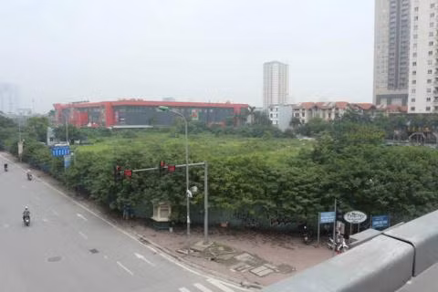 Tuy nhiên, sau 8 năm khởi công, nơi đây vẫn là bãi đất trống, hoang hóa với cỏ mọc um tùm. Tuy nhiên, sau 8 năm khởi công, nơi đây vẫn là bãi đất trống, hoang hóa với cỏ mọc um tùm.