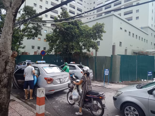 Dừng đón trả khách gây lộn xộn Dừng đón trả khách gây lộn xộn