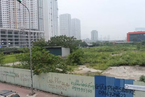 Việc bỏ hoang khu đất trong nhiều năm liền không chỉ gây lãng phí tài nguyên và còn khiến bộ mặt của Thủ đô xấu đi trong mắt bạn bè quốc tế. Việc bỏ hoang khu đất trong nhiều năm liền không chỉ gây lãng phí tài nguyên và còn khiến bộ mặt của Thủ đô xấu đi trong mắt bạn bè quốc tế.