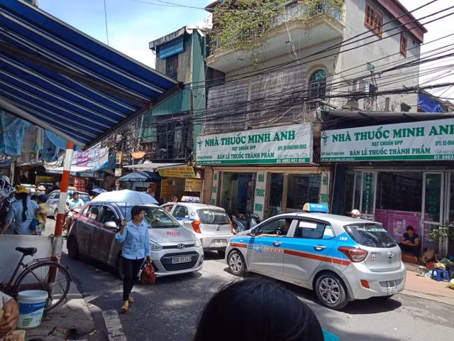 Taxi hoạt động trước viện Nhi Taxi hoạt động trước viện Nhi