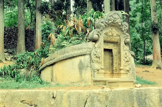 Mộ vợ của “Vua Mèo”
